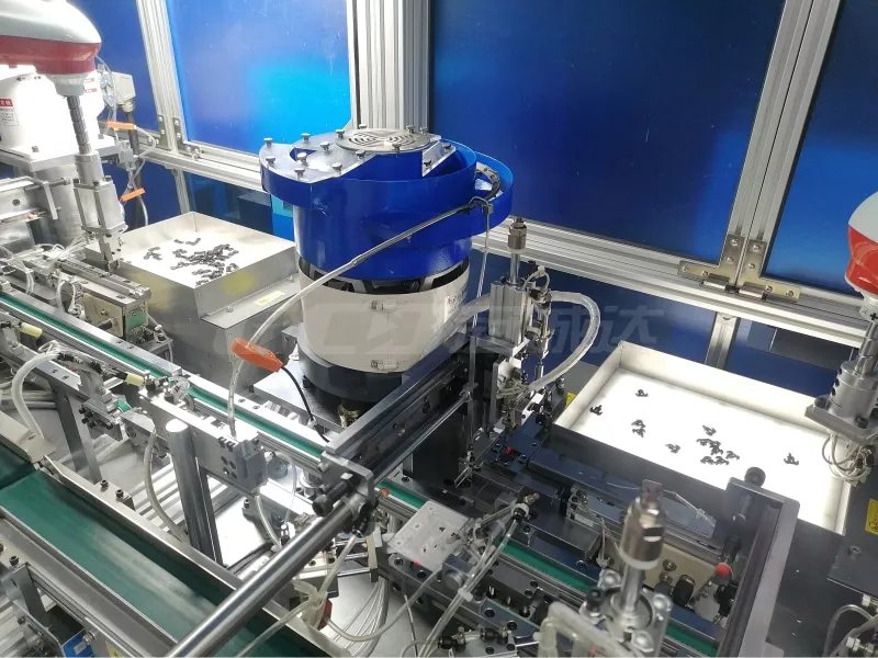 Célula de montagem automática na fábrica GCD